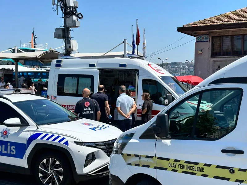 Beşiktaş İskelesi'nde denizden çıkarılan kadının ardından sağlık ve olay yeri inceleme ekipleri çalışma yaptı