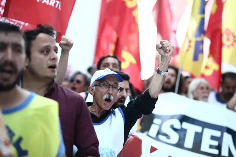 NATO protestosunda katılımcılar sloganlarla yürüyüşe devam etti