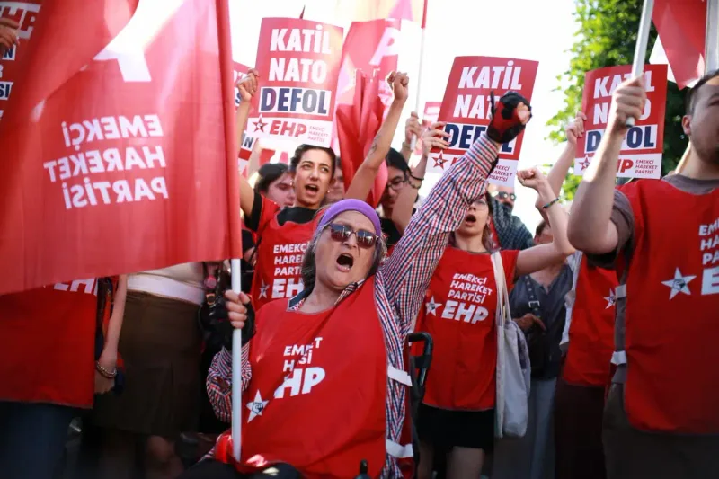 Eylemciler, NATO karşıtı dövizler ve parti bayraklarıyla İstanbul'daki protestoya katıldı.