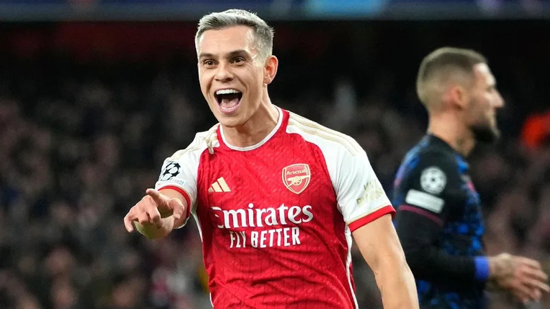 Leandro Trossard, Arsenal formasıyla UEFA Şampiyonlar Ligi maçında gol sevincini yaşarken görülüyor.