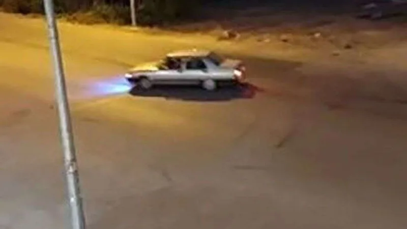 Gece bir sokakta drift yaparken görüntülenen araç, lastiklerinden duman çıkarıyor