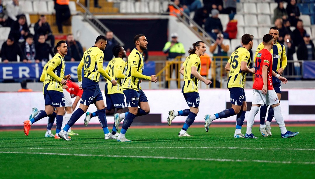 Fenerbahçe’de Ayrılık Gündemde: Cenk Tosun Yeni Takım Arıyor