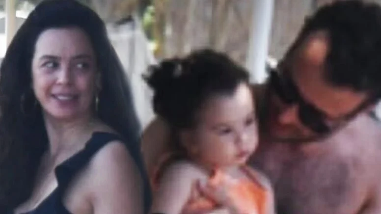 Minik Arya annesinin ikizi gibi: Azra Akın’ın kopyası