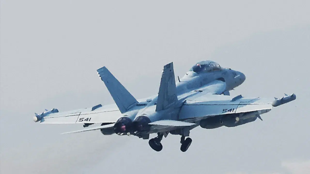 ABD'ye Ait Savaş Uçağı Okyanusa Düştü: Pilot Kurtarıldı