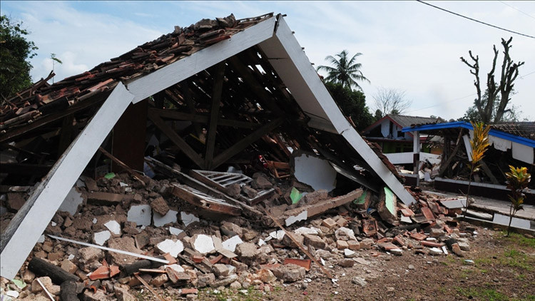 Endonezya'da 5.8'lik Deprem: Yaralılar ve İlk Bilgiler