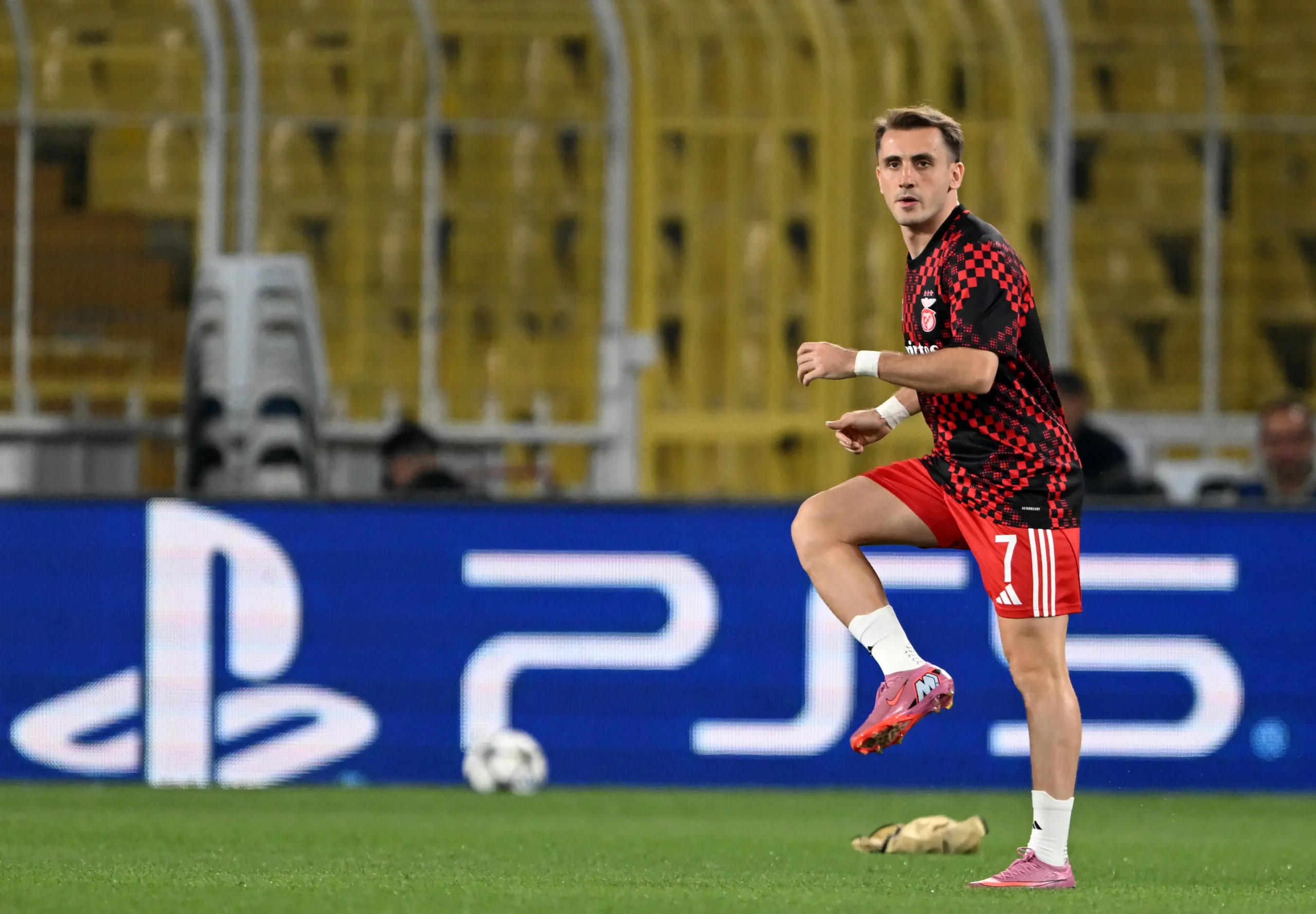 Kerem Aktürkoğlu'ndan Fenerbahçe Tribünlerine Alkışlı Karşılık