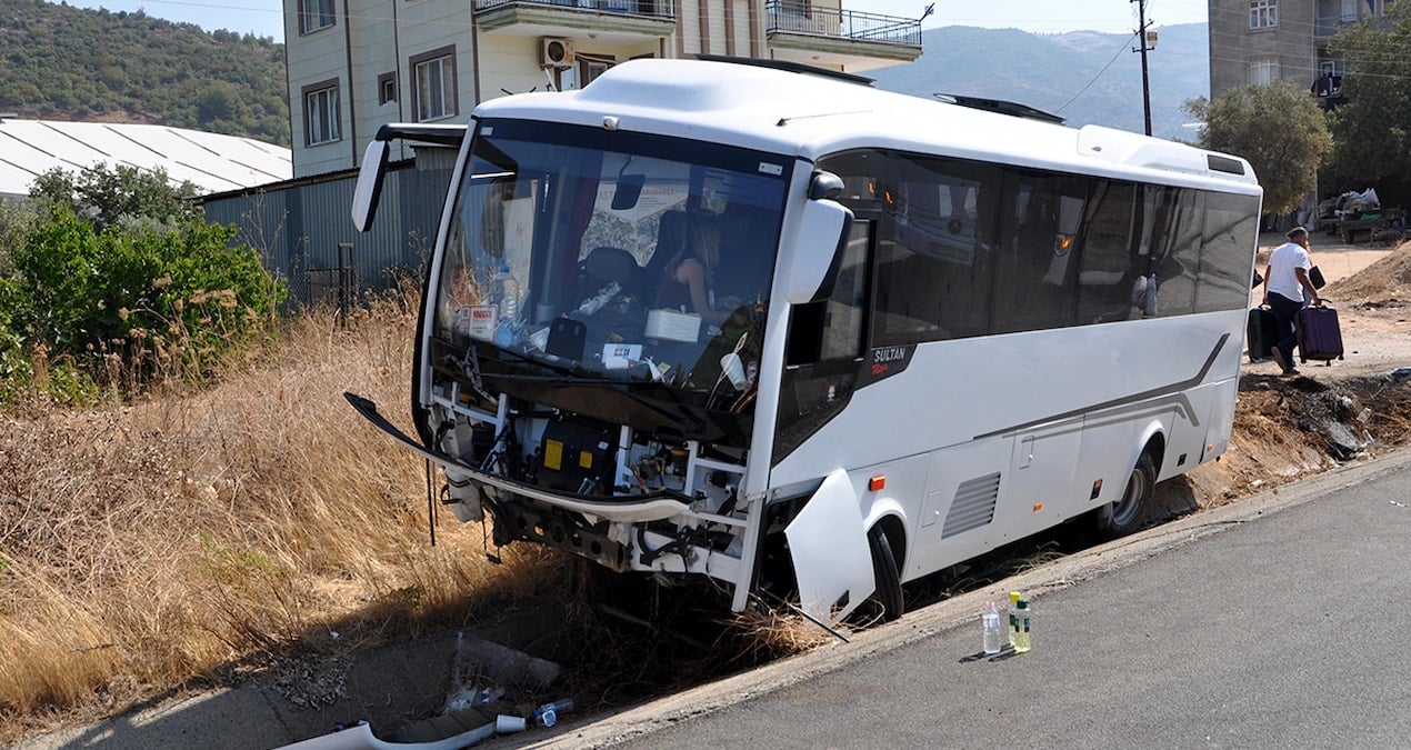 Gazipaşa'da Midibüs Kazası: Şarampole Yuvarlanan Araçta 9 Yaralı