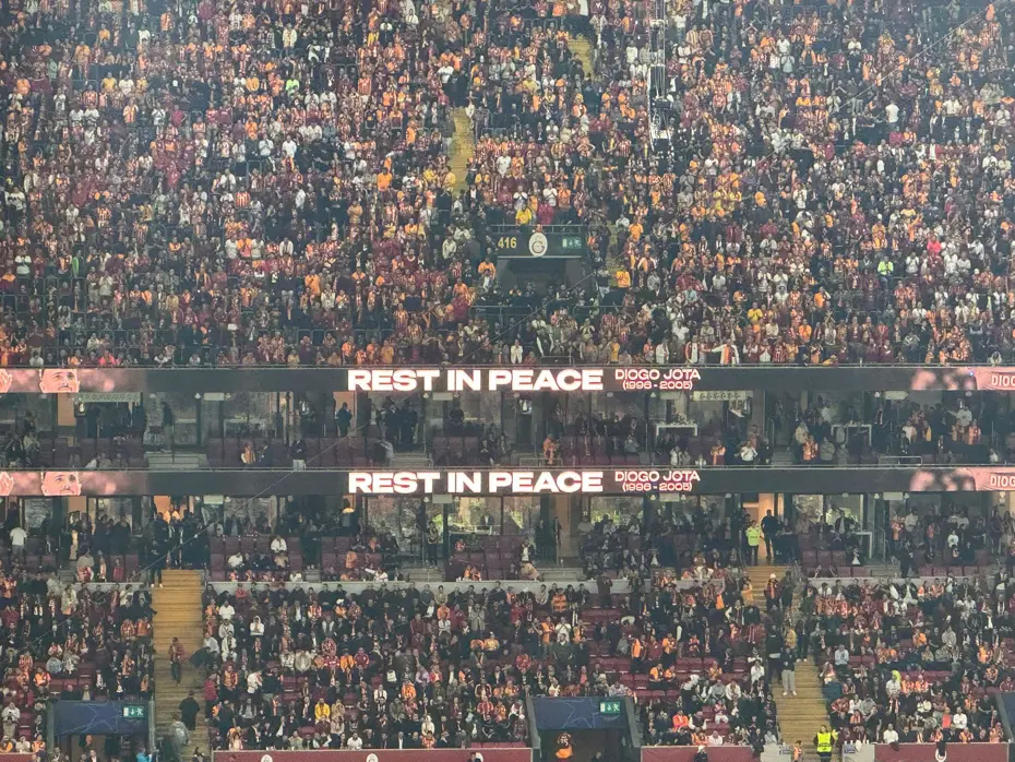 Galatasaray tribünleri Diogo Jota ve Ahmet Çalık’ı RAMS Park’ta andı