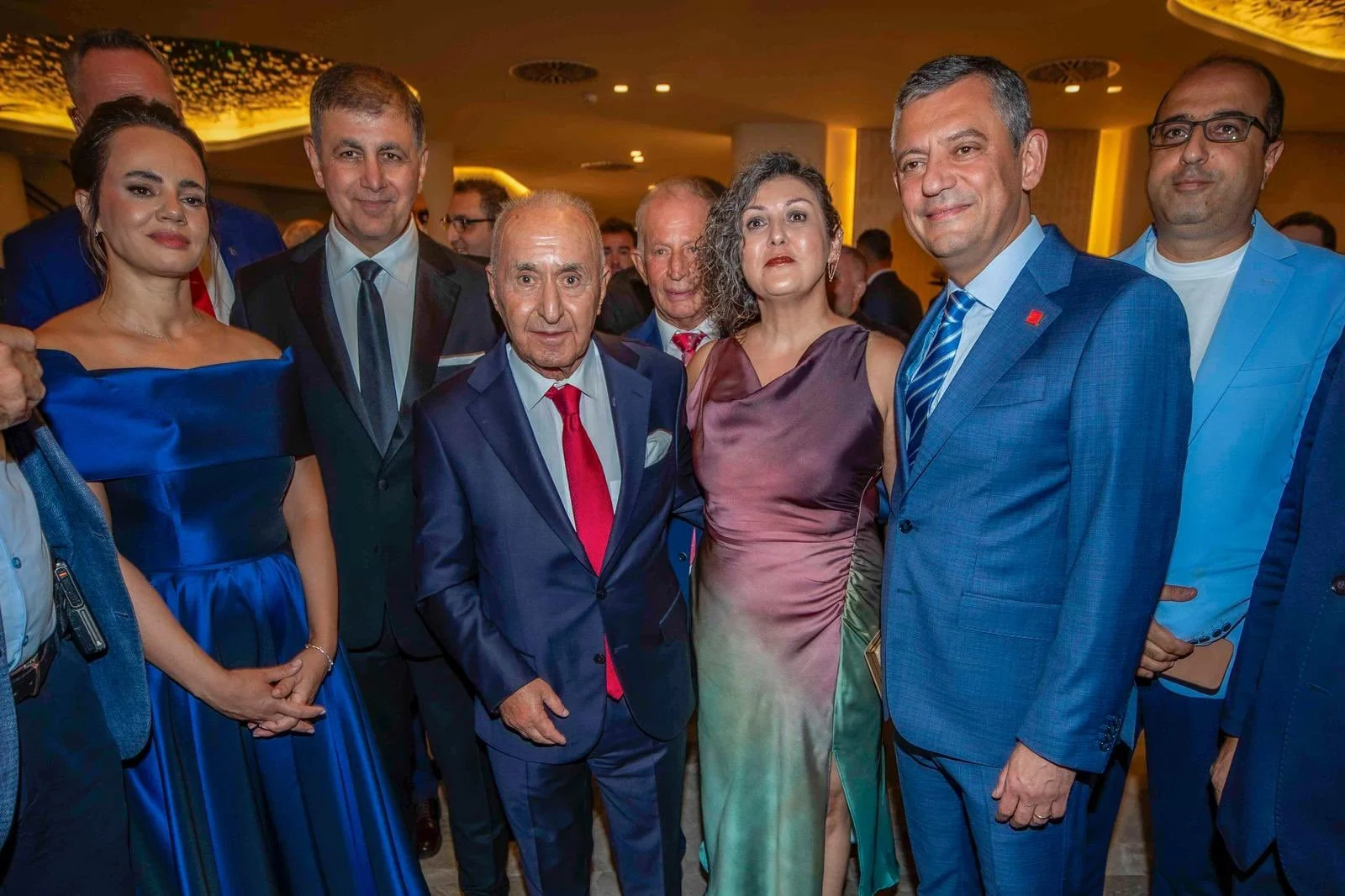 CHP Kurultayı Öncesi Sürpriz Buluşma: Tugay’ın Kızının Düğününde Parti Zirvesi