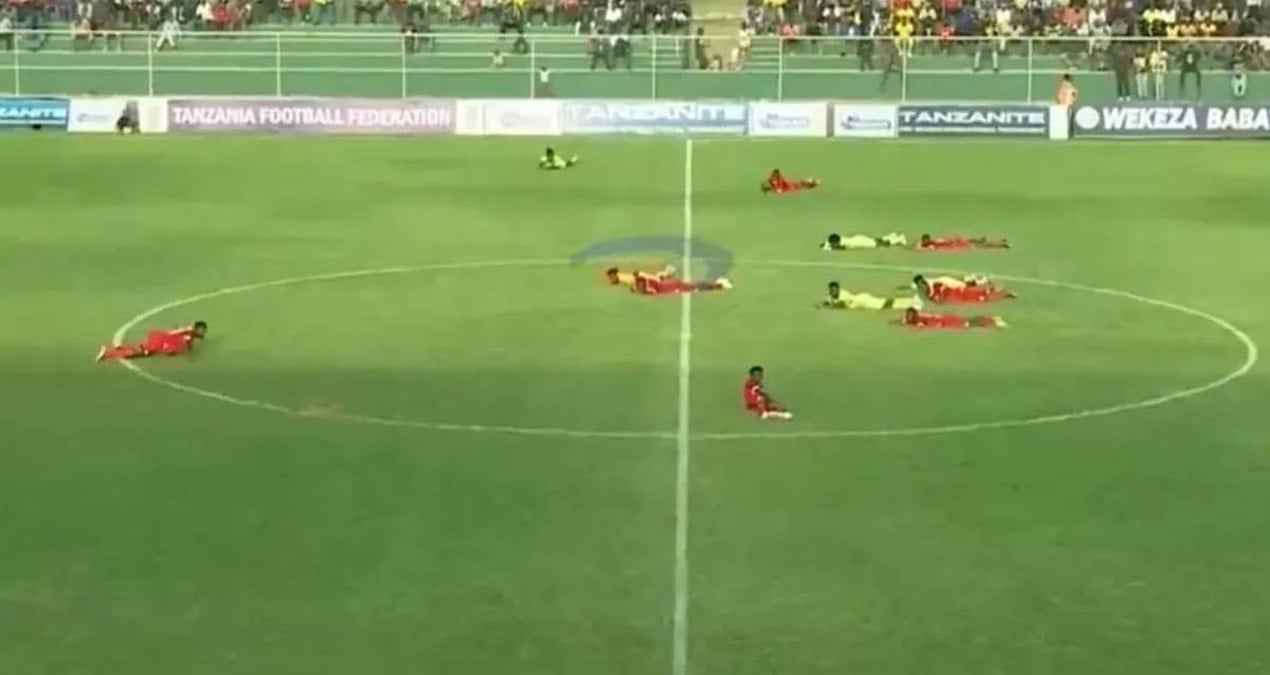Afrika'da Şaşırtan Anlar: Arı Saldırısı Futbolcuları Yere Serdi
