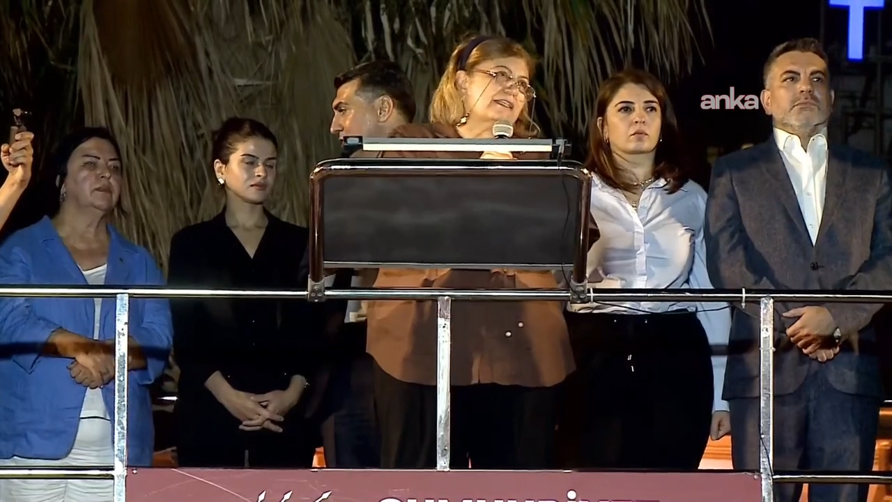 Nuray Karalar eşi Zeydan Karalar'ı anlatırken gözyaşlarını tutamadı