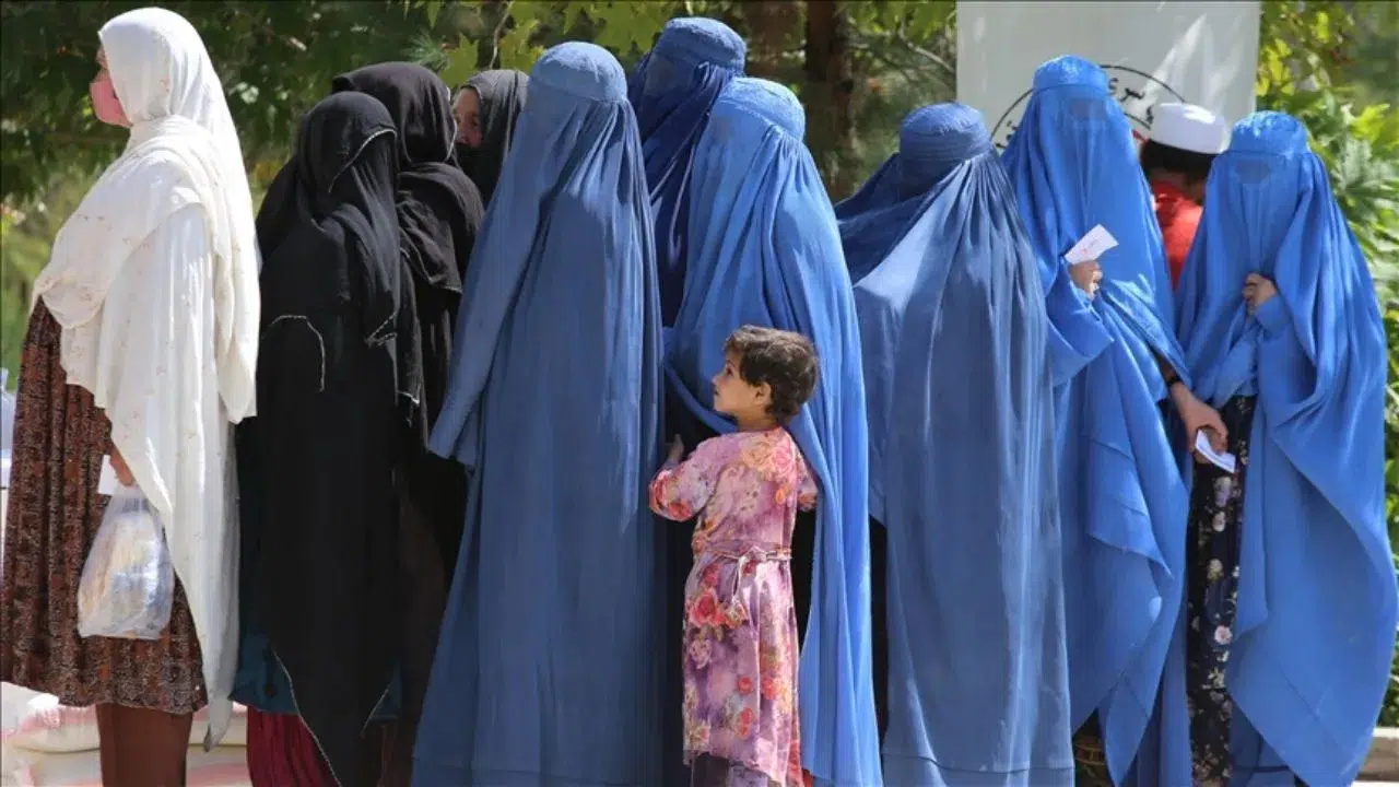 Taliban yönetimi duyurdu: Kız çocuklarının ve kadınların eğitimi tamamen yasaklandı
