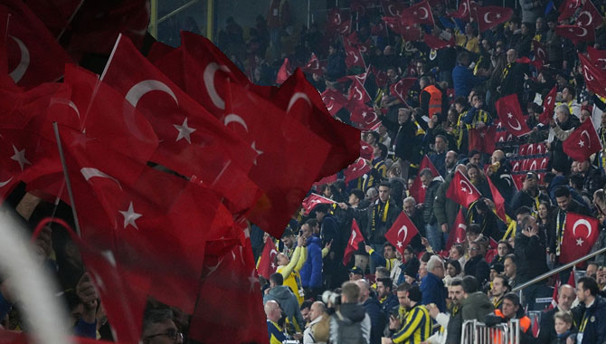 Fenerbahçe - Aston Villa maçından notlar: Tribünlerde dev Türk bayrakları