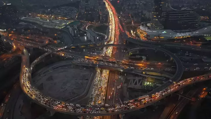 İstanbul trafiğinde akşam saatlerinde ana arterler durma noktasına geldi
