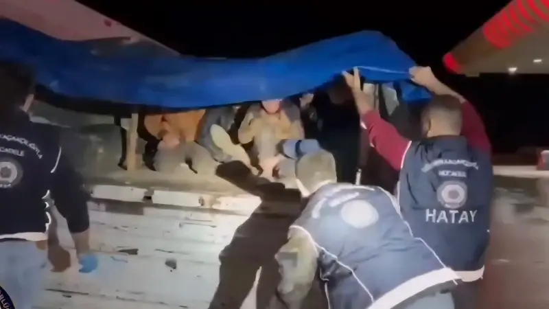 Hatay’da TIR Dorsesinde 12 Kaçak Göçmen Yakalandı