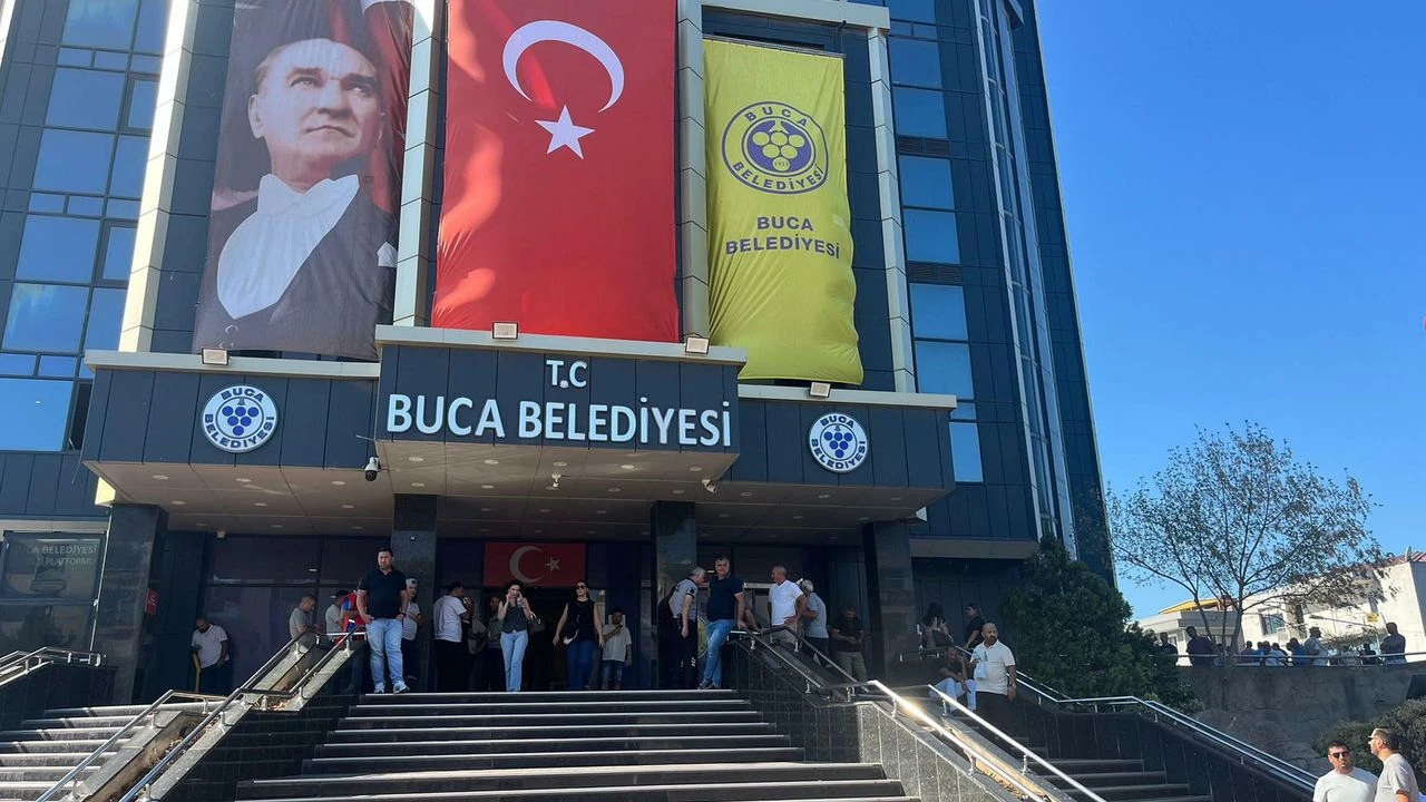 İzmir’de belediyeye operasyon: Buca Belediyesinde 25 kişi gözaltına alındı
