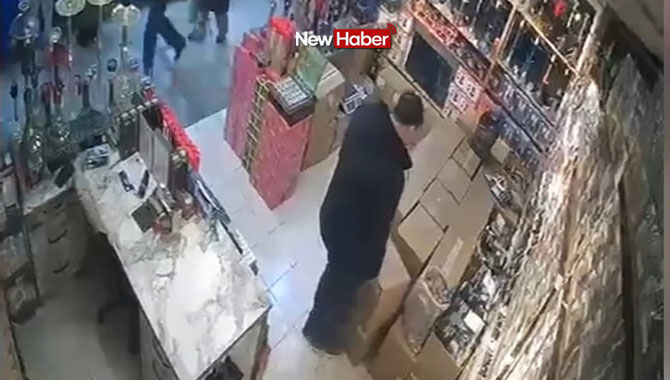 Asma tavan dükkan sahibinin üstüne çöktü! İşte o görüntüler!