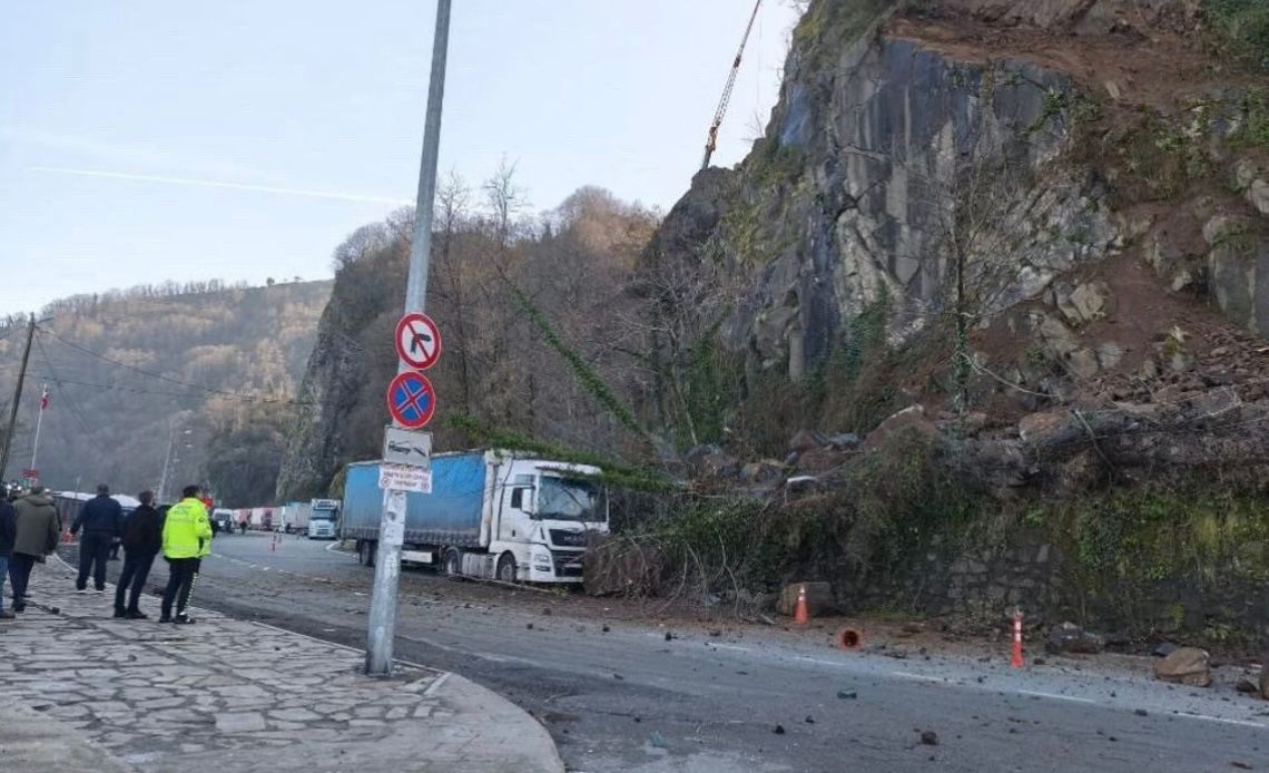 Artvin Sarp Sınır Kapısı'nda Heyelan: TIR Hasar Gördü