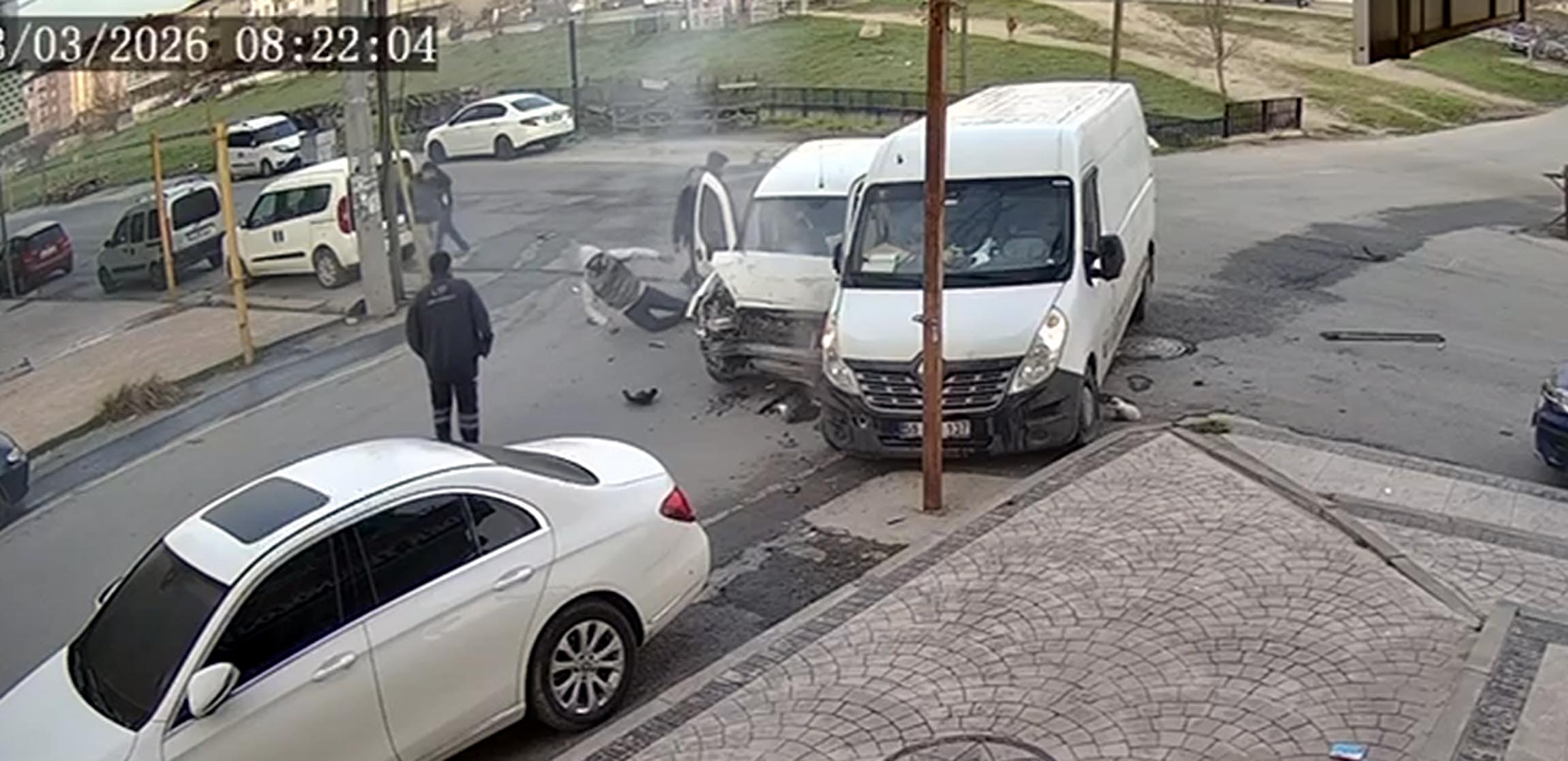 Tekirdağ'da Minibüs ve Ticari Araç Kazası: 4 Yaralı