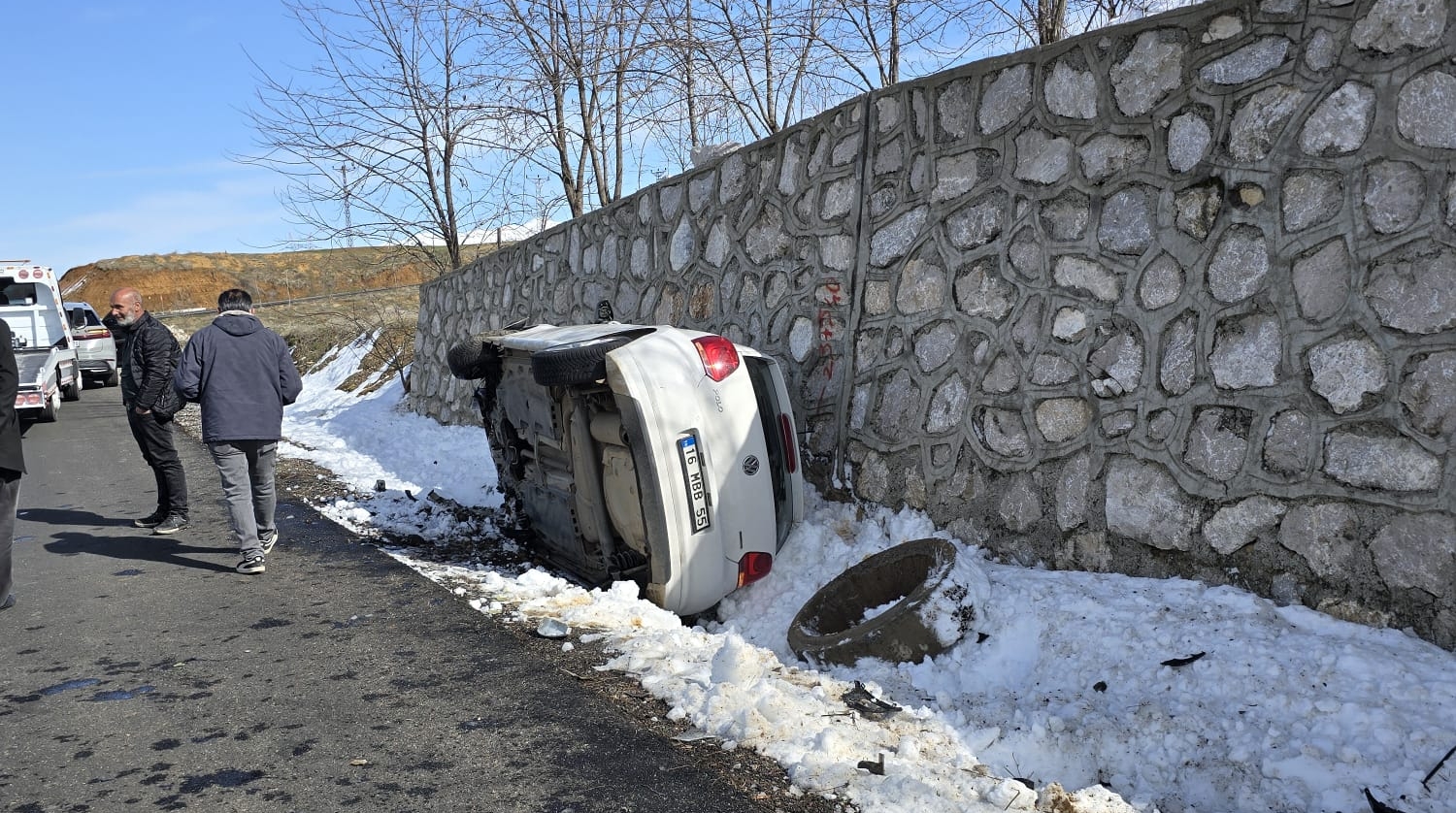 Bingöl'de Feci Kaza: Otomobil İstinat Duvarına Çarptı, 5 Yaralı