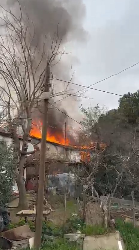 Pendik'te Gecekonduda Çıkan Yangın Korkuttu