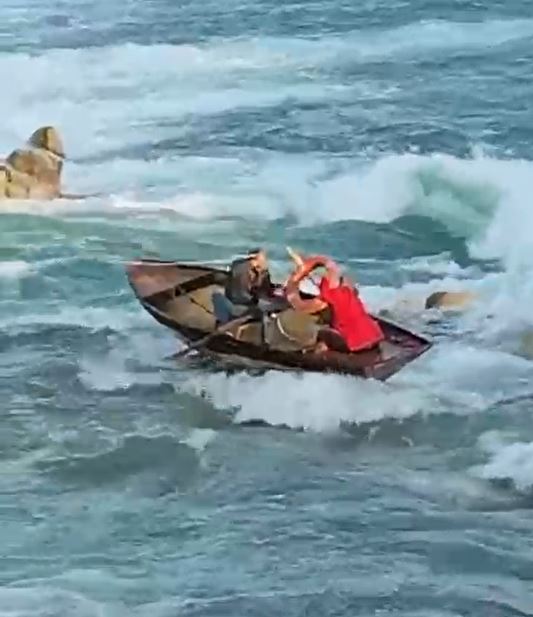 Adana'da Seyhan Nehri'nde Kayıkla Mahsur Kalan İki Kişi Kurtarıldı