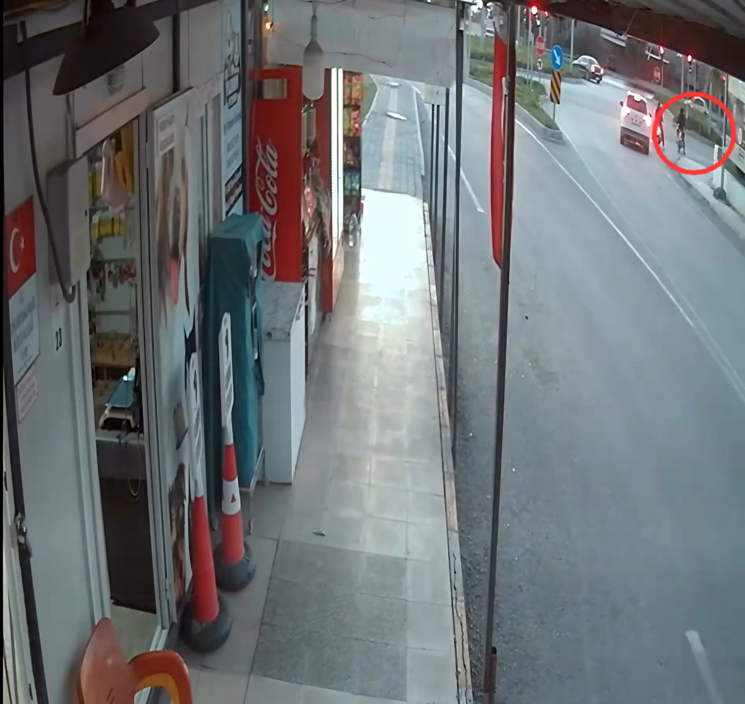 Kırmızı ışık ihlali sonucu motosiklet otomobille çarpıştı; korkutan kaza anı kaydedildi