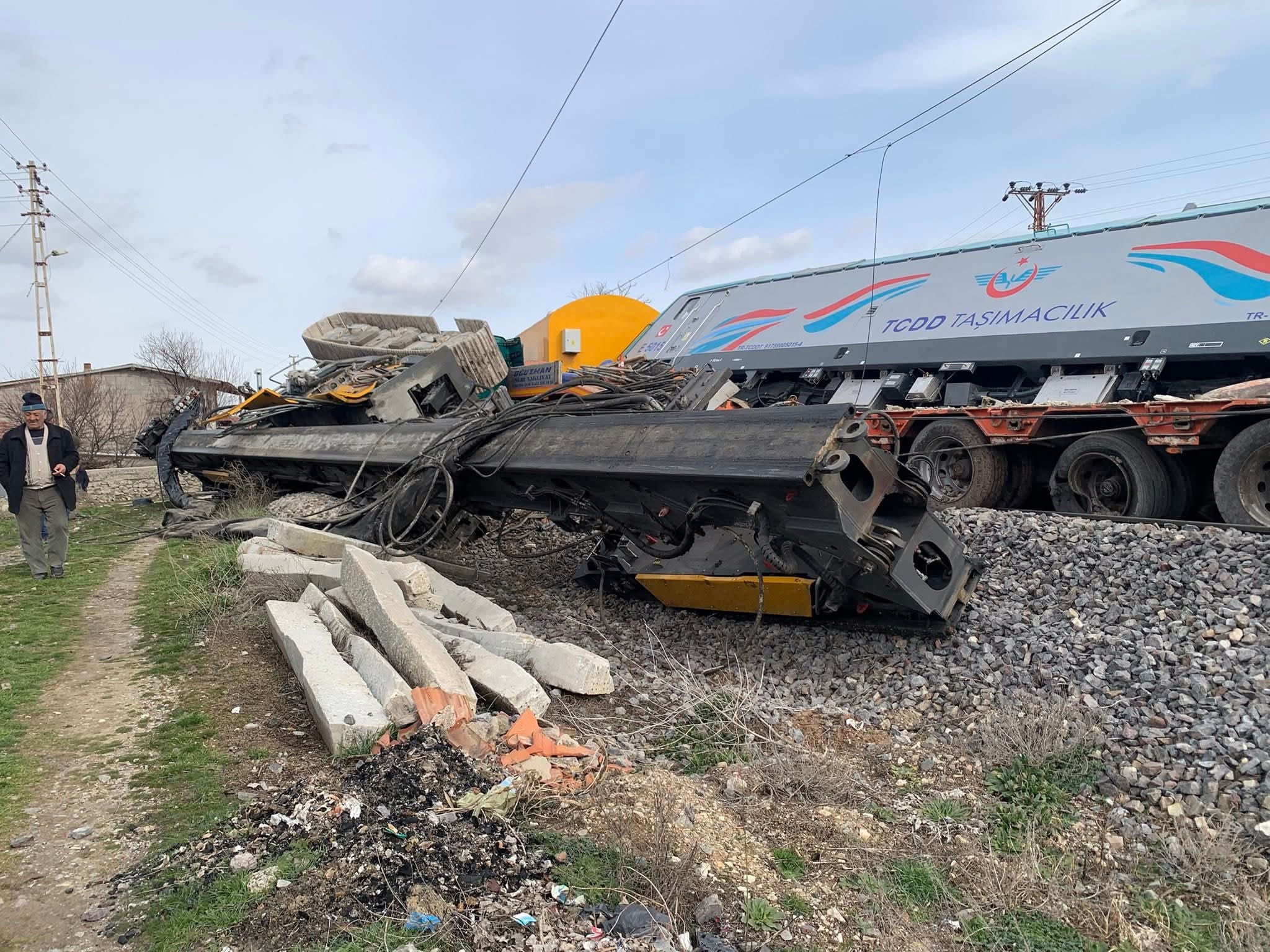 Nevşehir'de Yük Treni TIR'a Çarptı: İki Yaralı