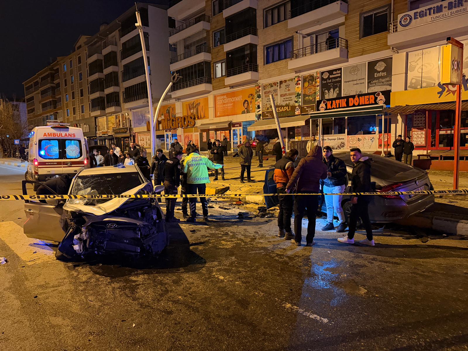 Tunceli’de Korkunç Kaza: İki Otomobil Kafa Kafaya Çarpıştı, 4 Yaralı