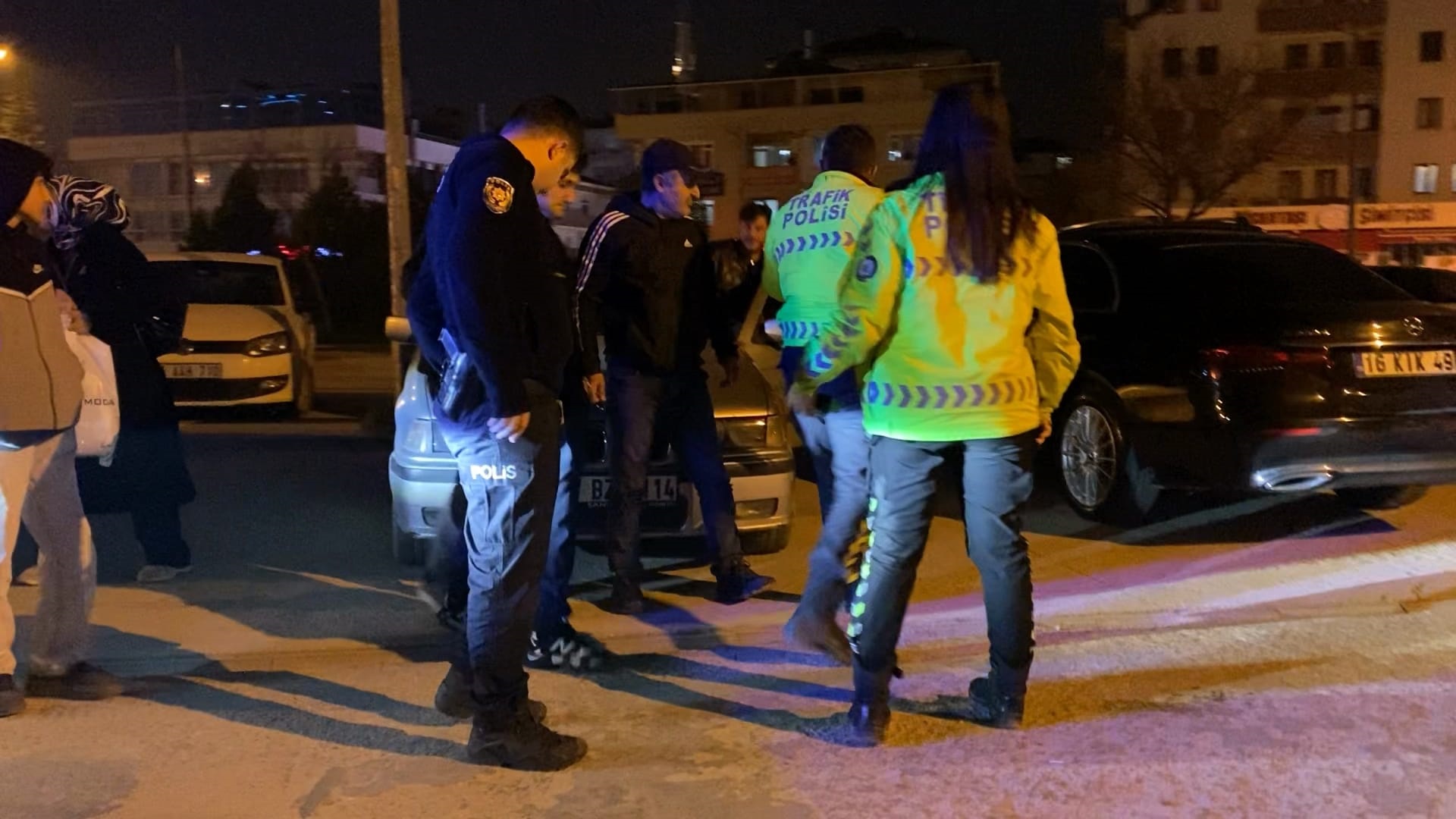 Yüksek Sesle Müzik Dinleyen Sürücü Trafikten Men Edildi; Baba Polisi Engellemeye Çalıştı