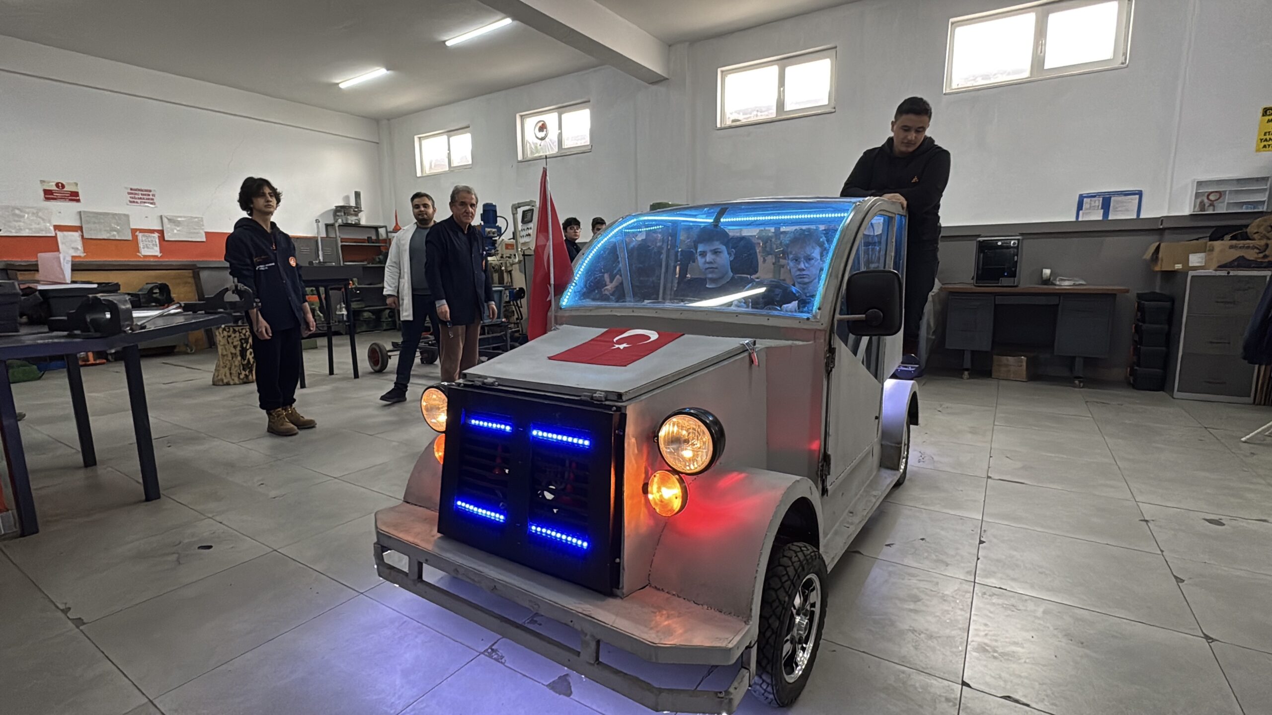 Samsunlu Öğrenciler Geri Dönüşüm Malzemeleriyle Yenilikçi Araç Tasarladı