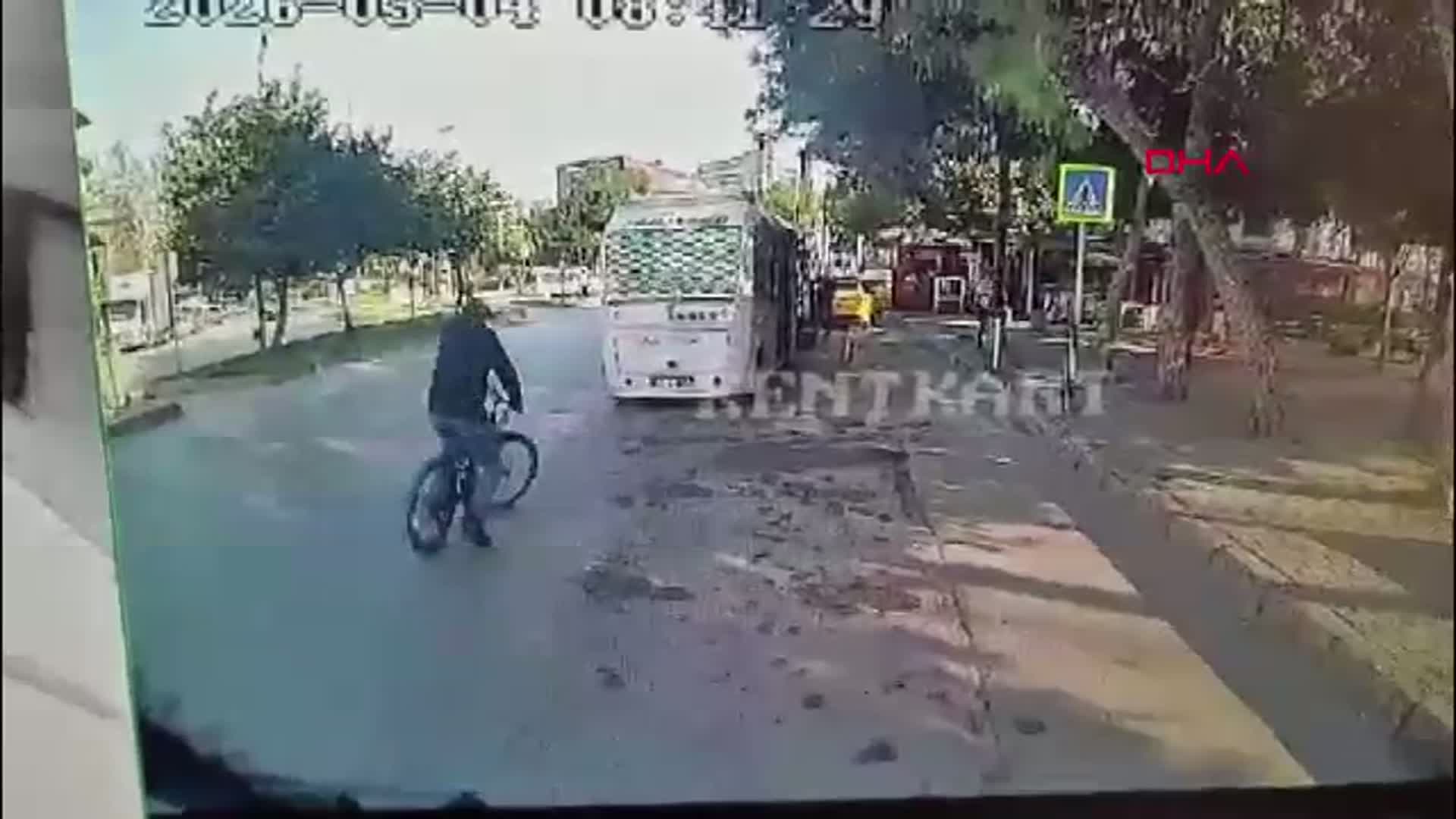 Adana'da Bisikletli Şahıs Minibüsten Binlerce TL Çaldı