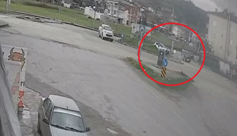 Tekkeköy'de Kavşakta Meydana Gelen Otomobil ve Hafif Ticari Araç Çarpışmasının Görüntüleri Ortaya Çıktı