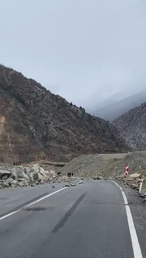 Artvin-Şavşat Kara Yolunda Heyelan: Ulaşım Kesildi