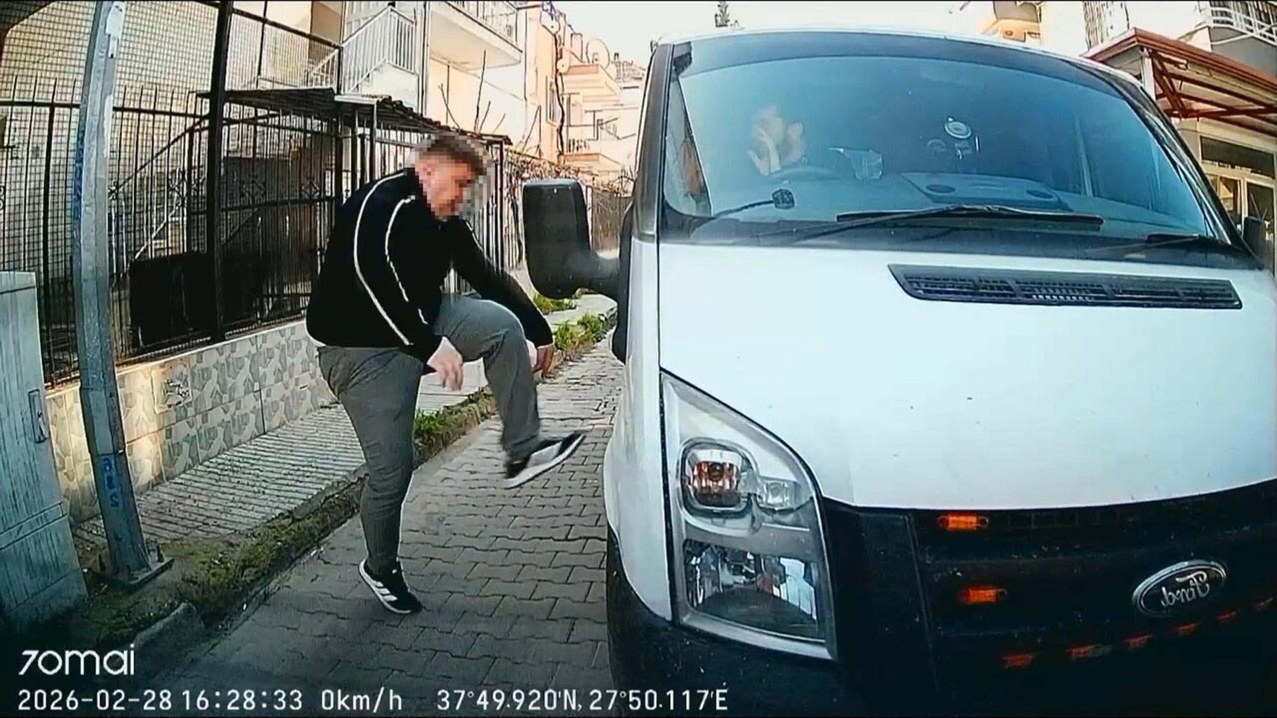 Trafikte Gergin Anlar: Kamyonetin Camını Yumrukladı