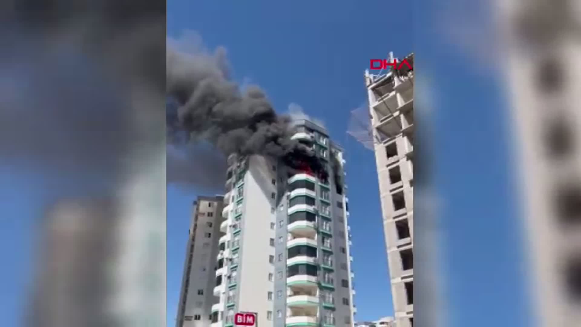 Adana'da Yangında Mahsur Kalan Baba ve Bebeği İnşaat İşçisi Kurtardı