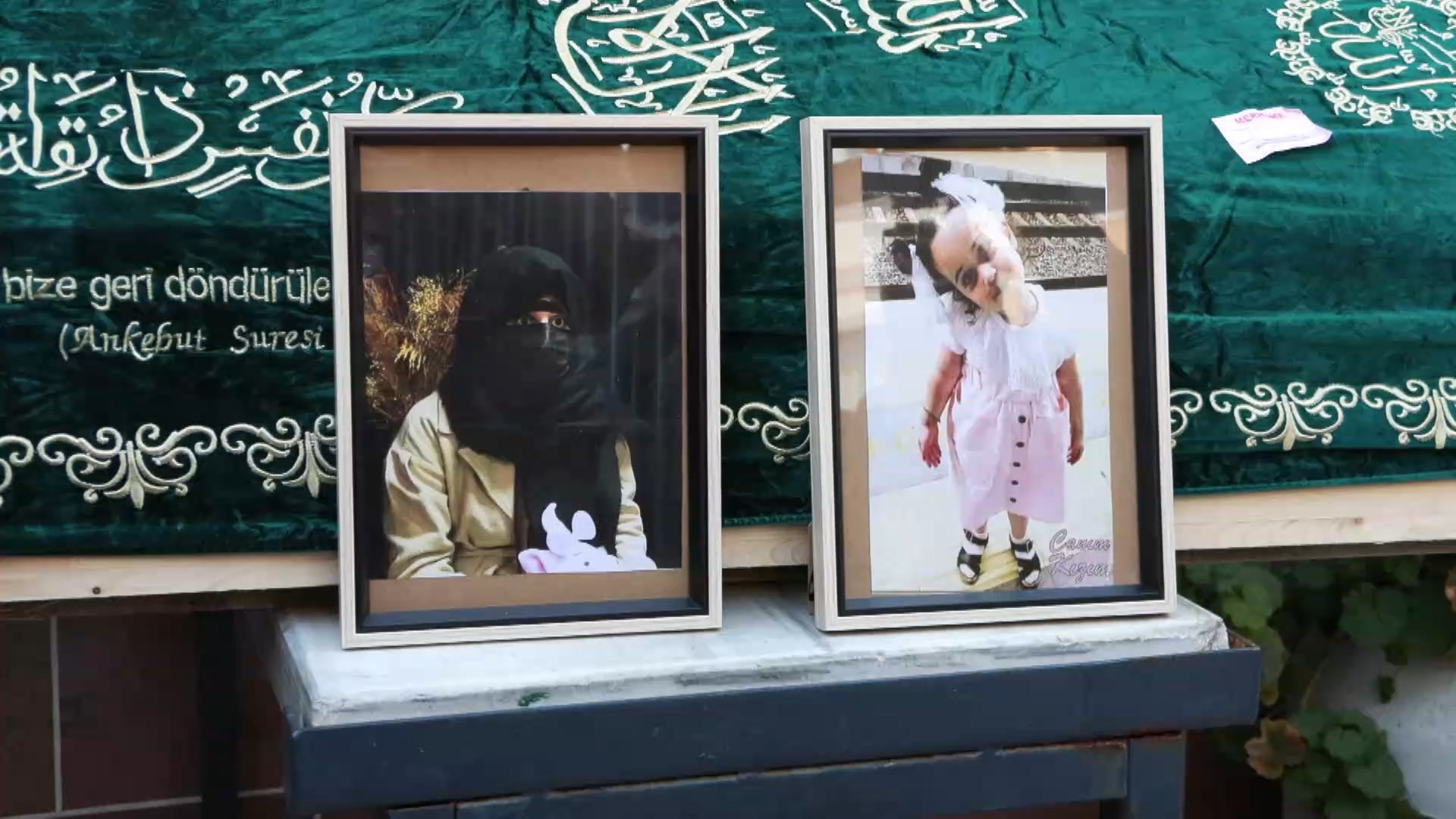 İstanbul'da Denizde Ölü Bulunan Anne ve Kızı Son Yolculuğuna Uğurlandı