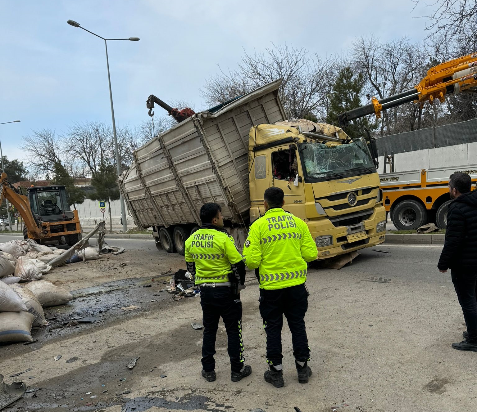 Diyarbakır'da Kamyon Park Halindeki Araçların Üzerine Devrildi