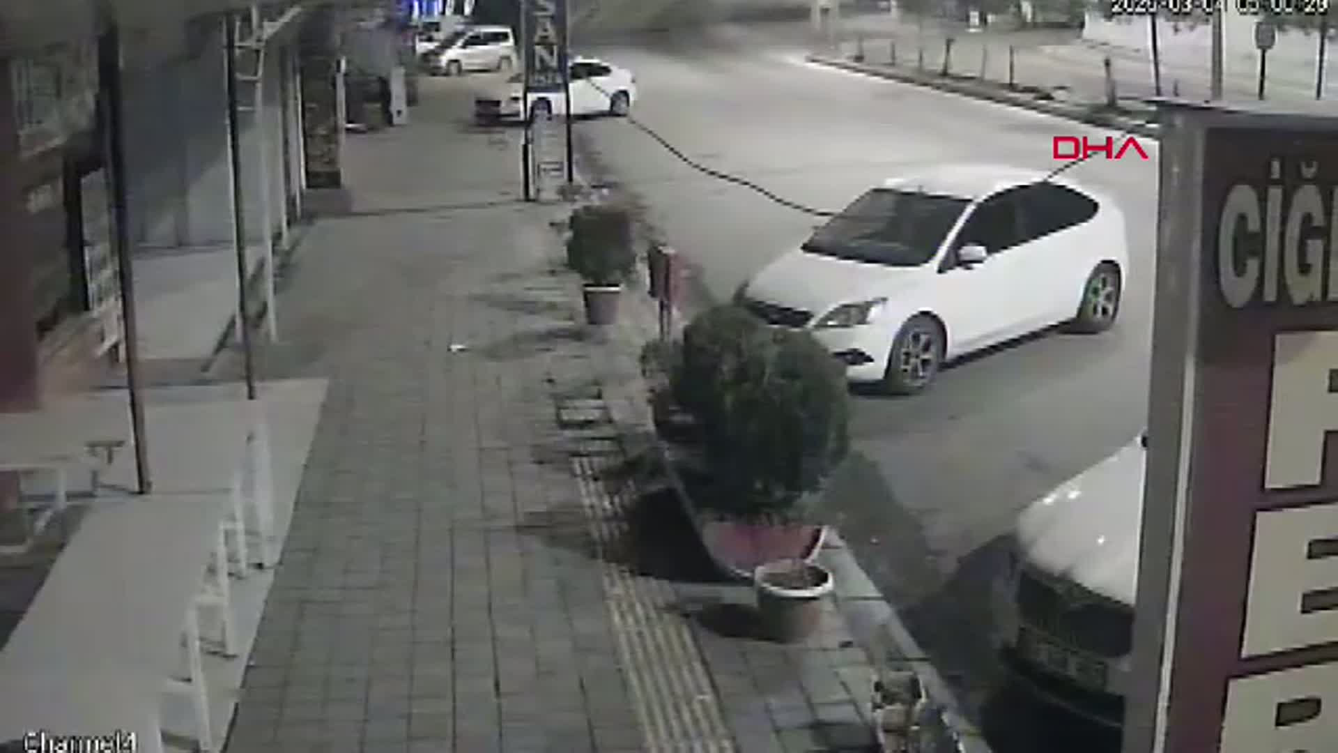 Diyarbakır'da Kamyon Park Halindeki Araçların Üzerine Devrildi