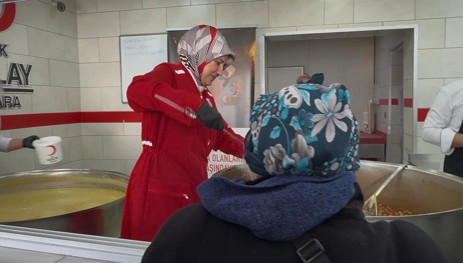 Kızılay Genel Başkanı Yılmaz, İhtiyaç Sahiplerine Yemek Dağıttı