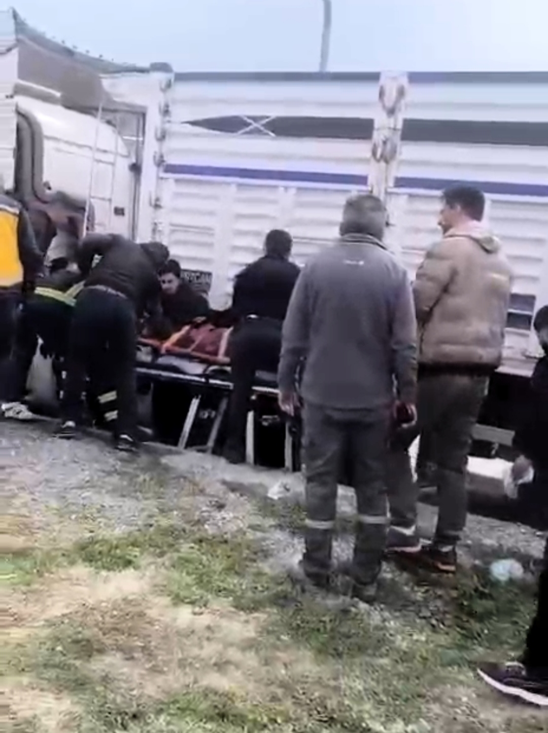 TIR çarpması sonucu yaşlı kadın ağır yaralandı