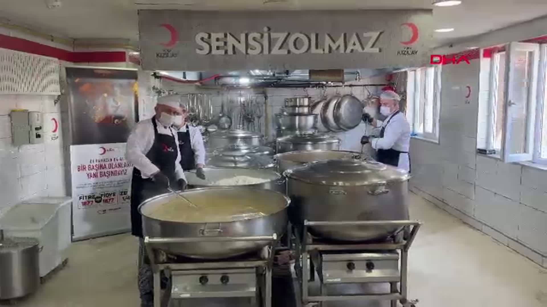 Kızılay Genel Başkanı Yılmaz, Aşevinde İhtiyaç Sahiplerine Yemek Dağıttı