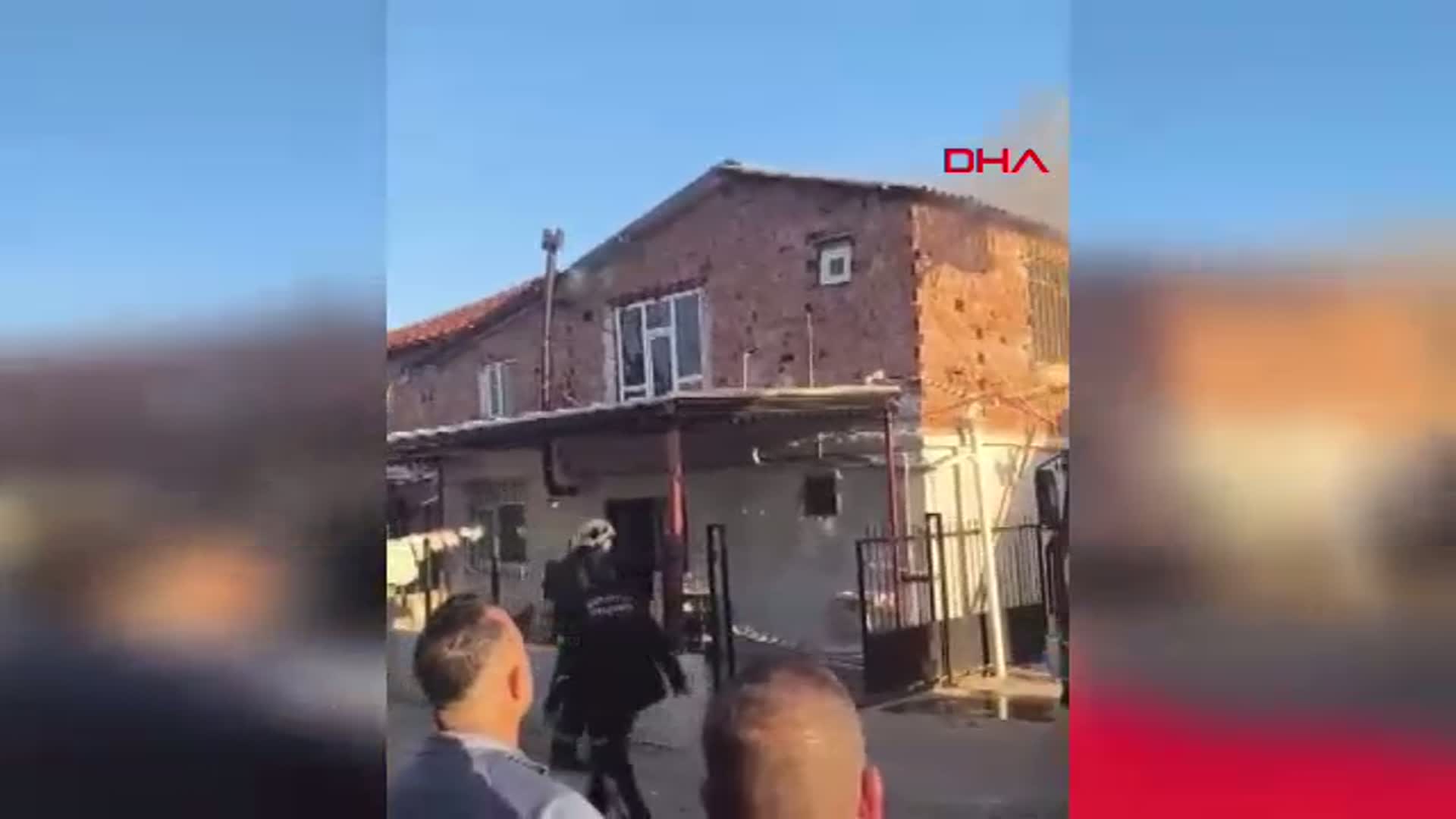 Antalya'da 2 Katlı Evde Sobadan Yangın Çıktı