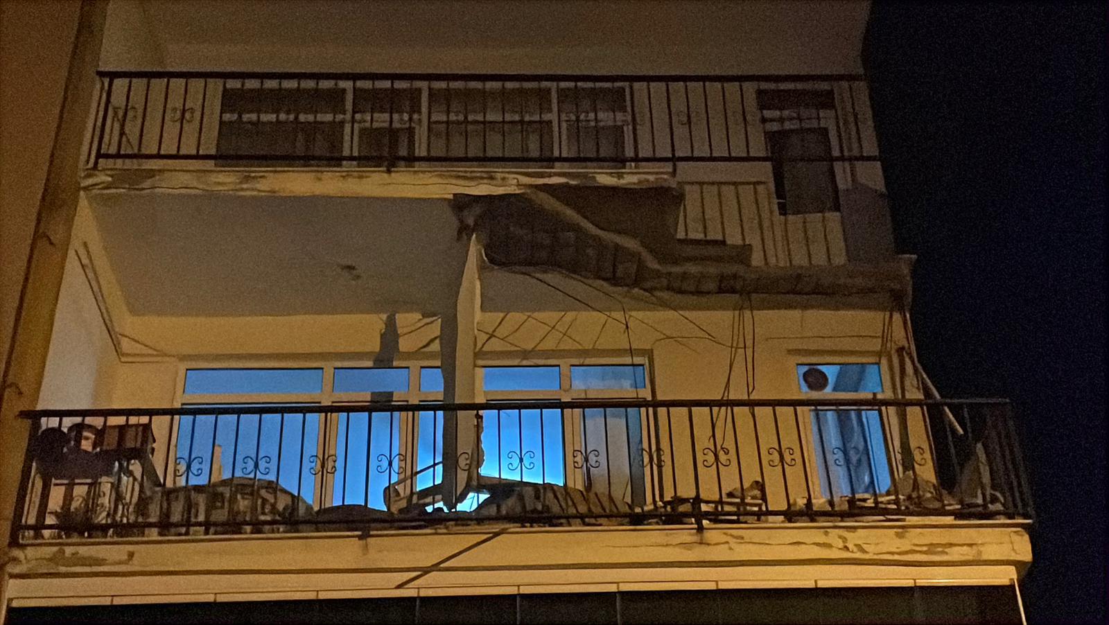 Üsküdar'da 4 Katlı Binanın Balkonu Çöktü, Tahliye İşlemleri Başlatıldı