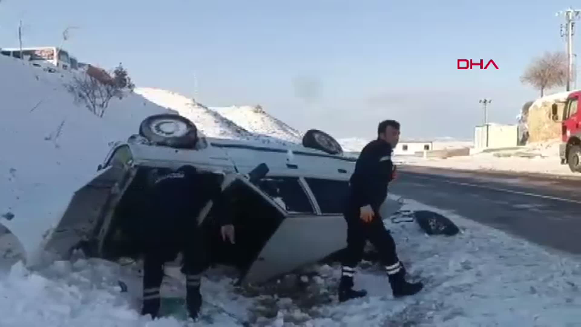 Mardin'de Kontrolden Çıkan Otomobil Şarampole Devrildi: 4 Kişi Yaralandı