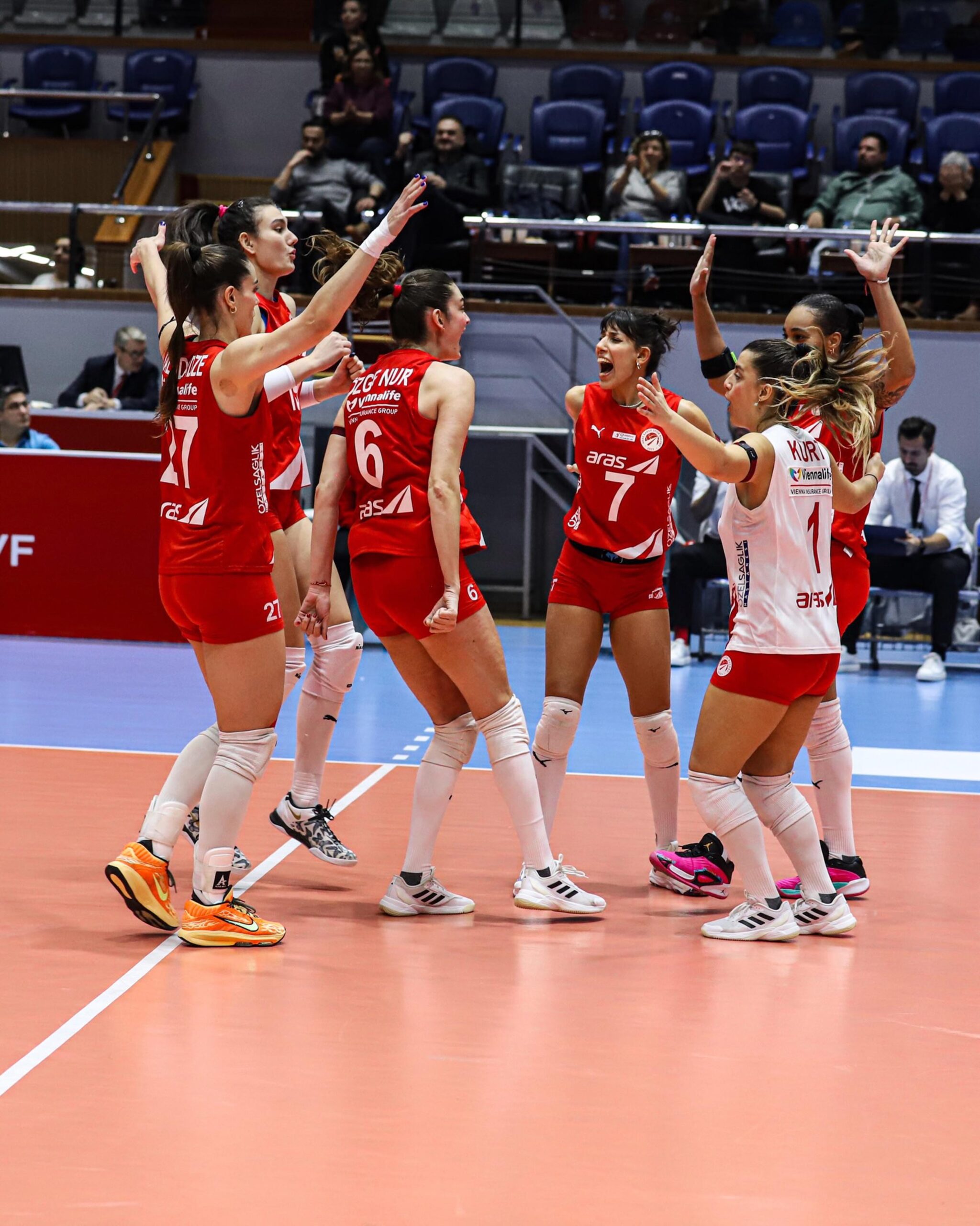 Aras Kargo, Lider Vakıfbank'la Zorlu Mücadelede Karşılaşacak