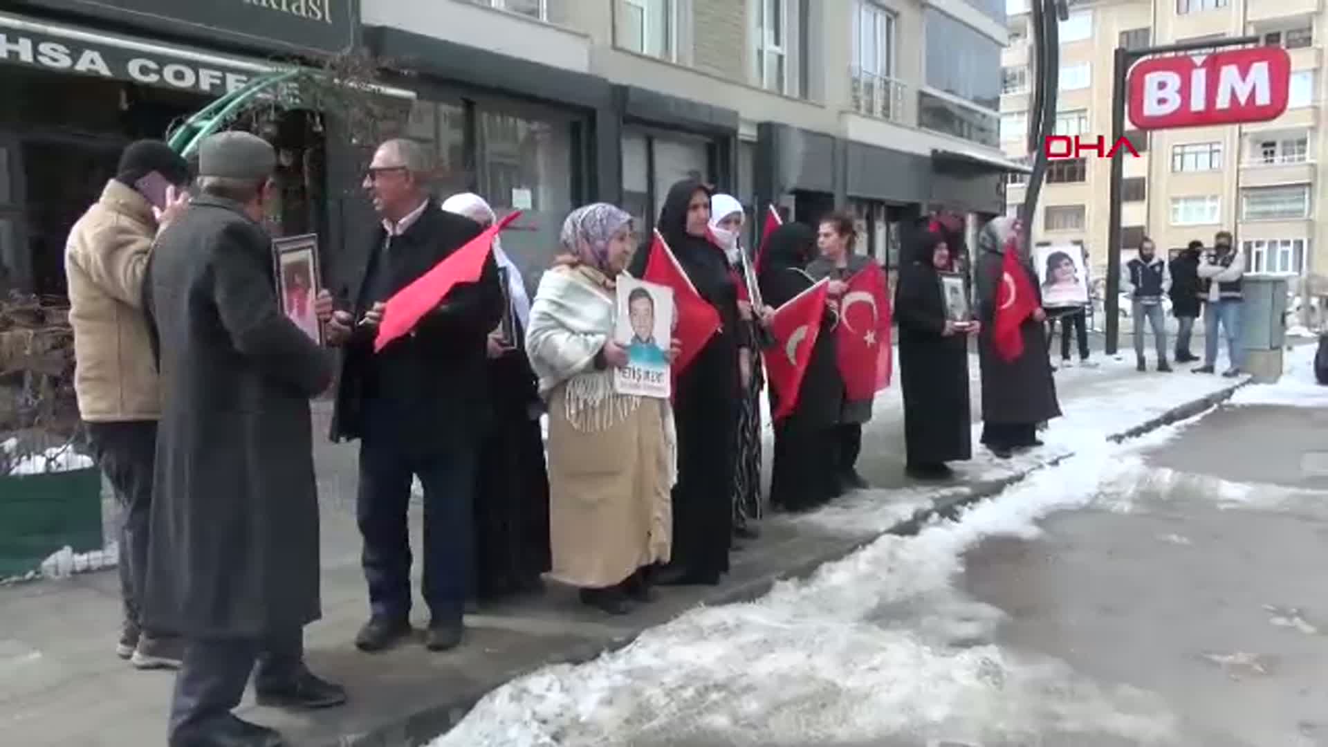 Van'da Ailelerden Önemli Eylem: 'Çocuklarımızı Gömmeyelim, Silahları Gömelim'