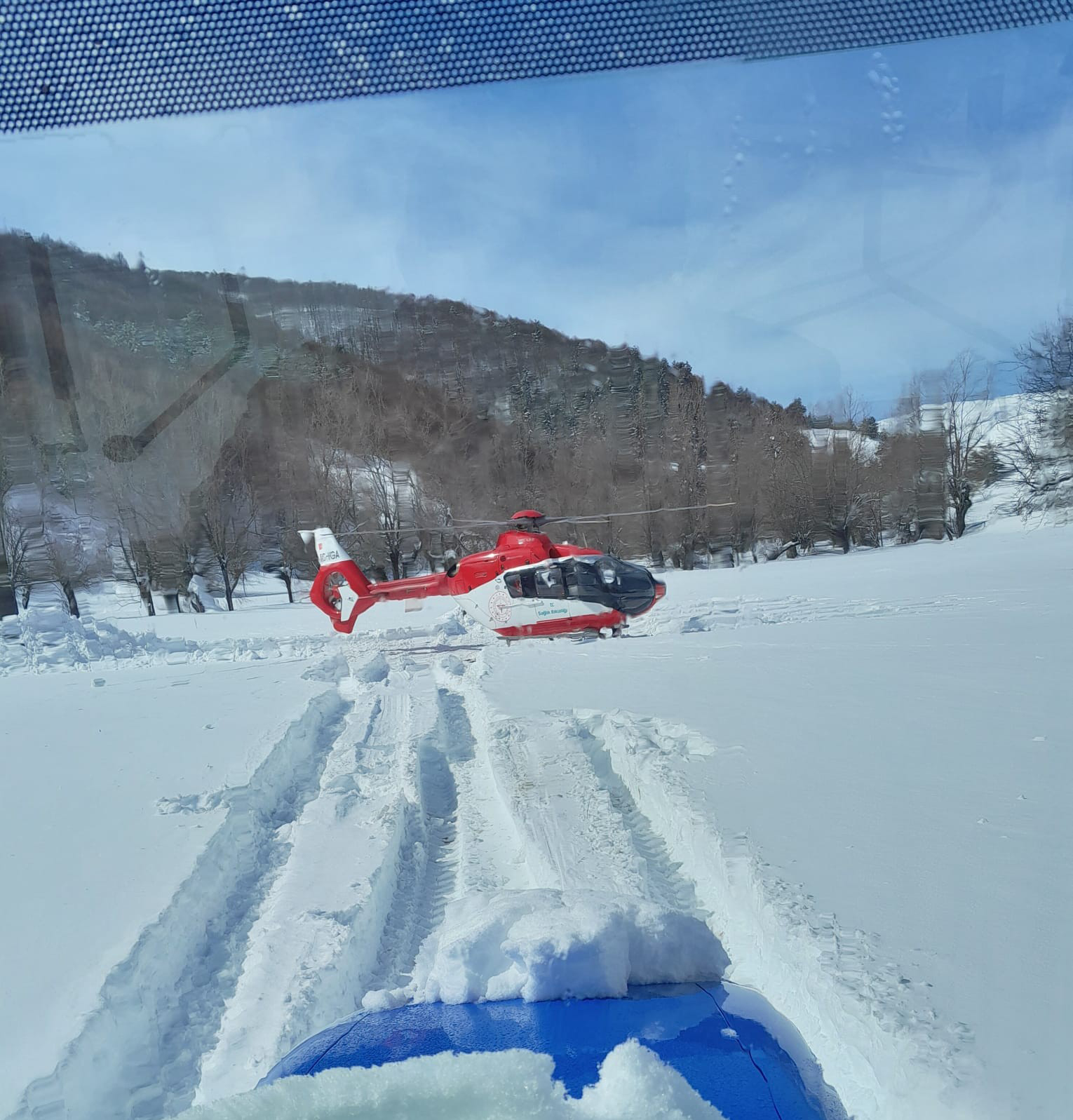Karla Kaplı Yolda Hasta, Ambulans Helikopterle Kurtarıldı