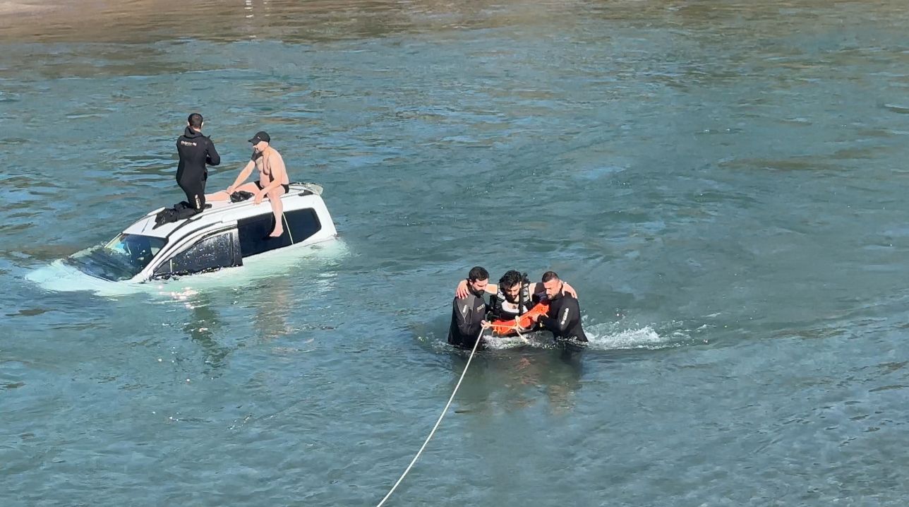 Tunceli'de Köprüden Baraj Gölü'ne Düşen Hafif Ticari Araçta Sürücü Kurtarıldı
