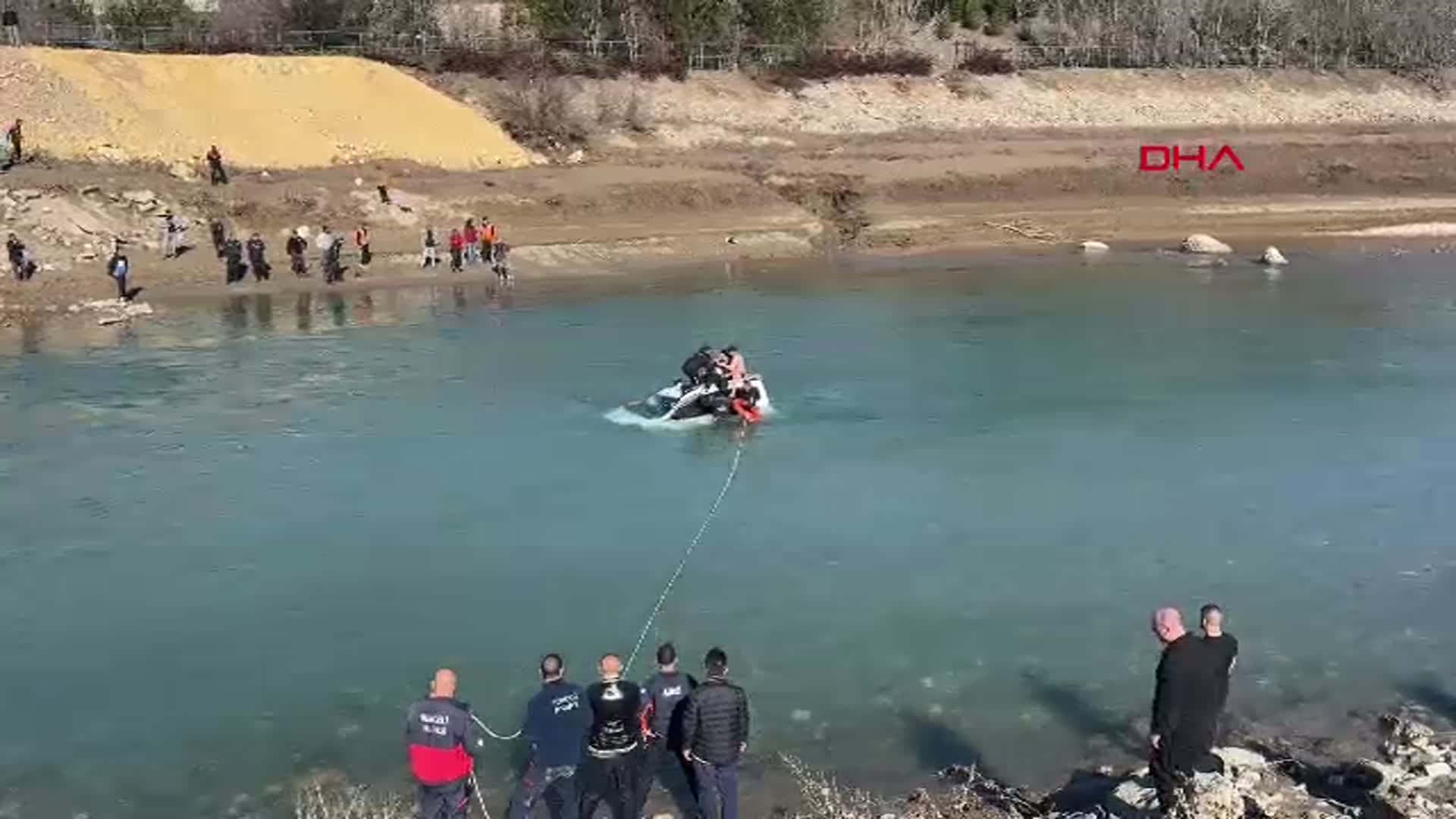 Tunceli'de Köprüden Baraj Gölüne Düşen Araçta Sürücü Kurtarıldı